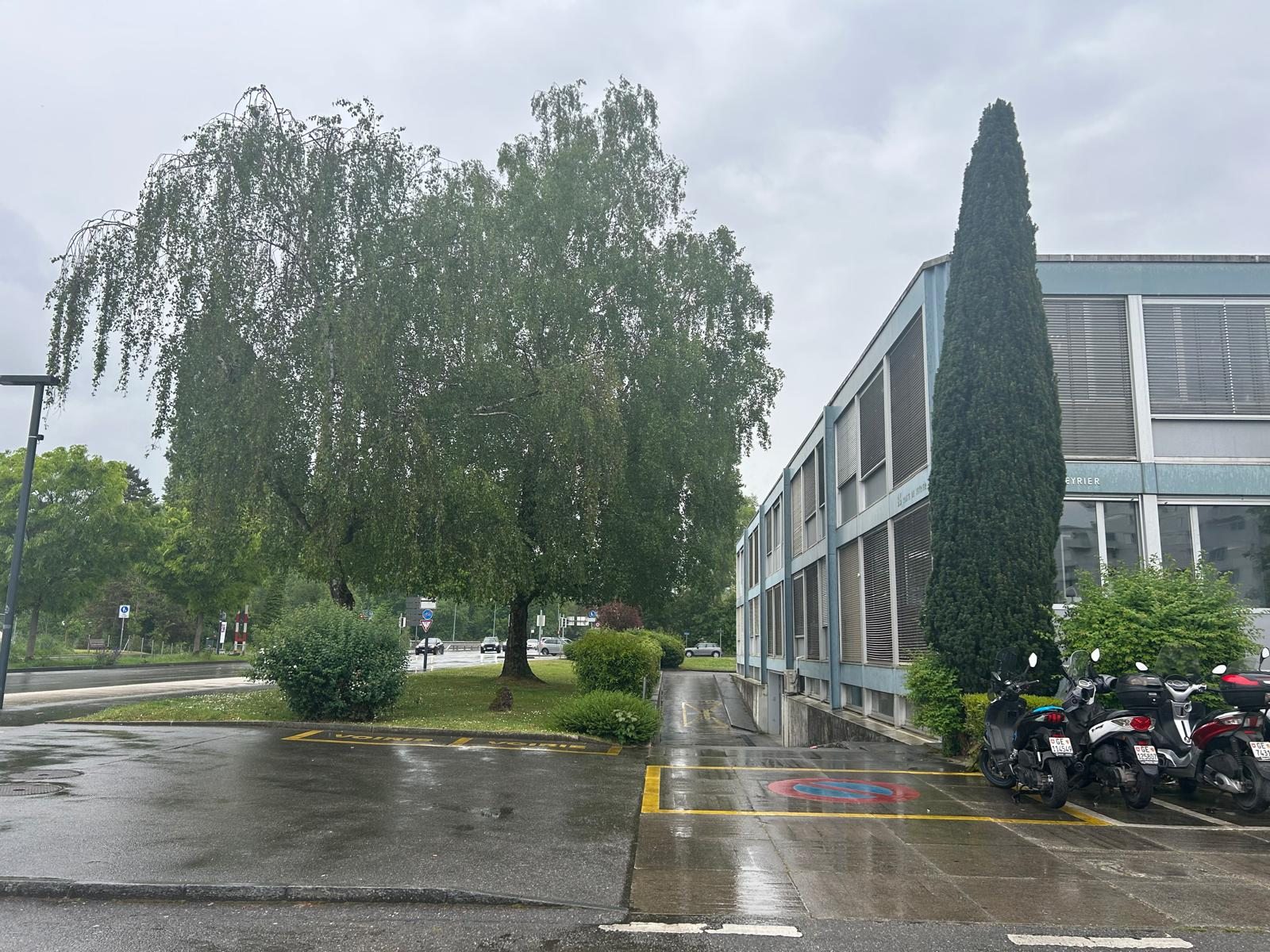 Existant : photographie du site, un parking devant le Bureau des Autos